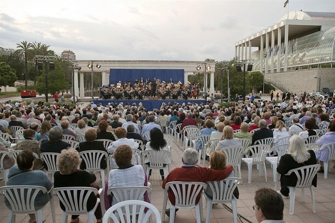 Espectadores Junto Al Palau De La Música