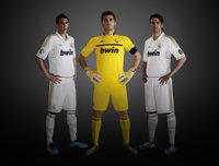 Fútbol.- El Real Madrid presenta su nueva equipación para la edición 2011-2012, blanca y con dorado para los detalles 
