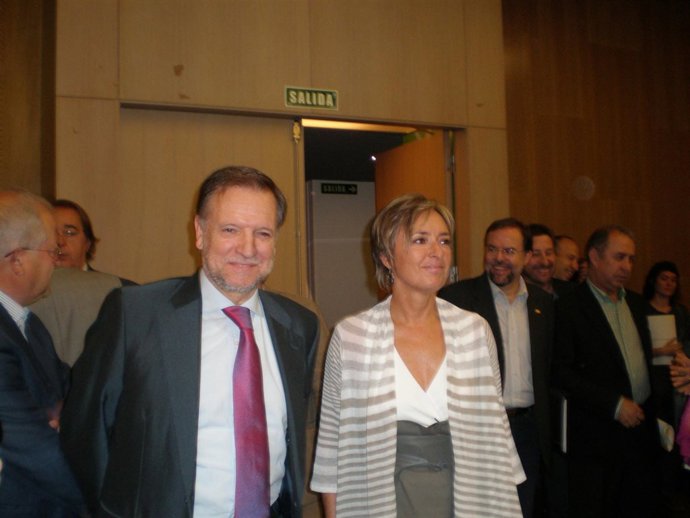 Marcelino Iglesias Y Nieves Ibeas Antes De Firmar El Acuerdo Entre PSOE Y CHA  