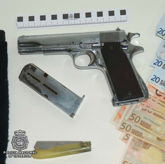 Pistola Utilizada Por La Banda En Los Atracos A Salones De Juegos