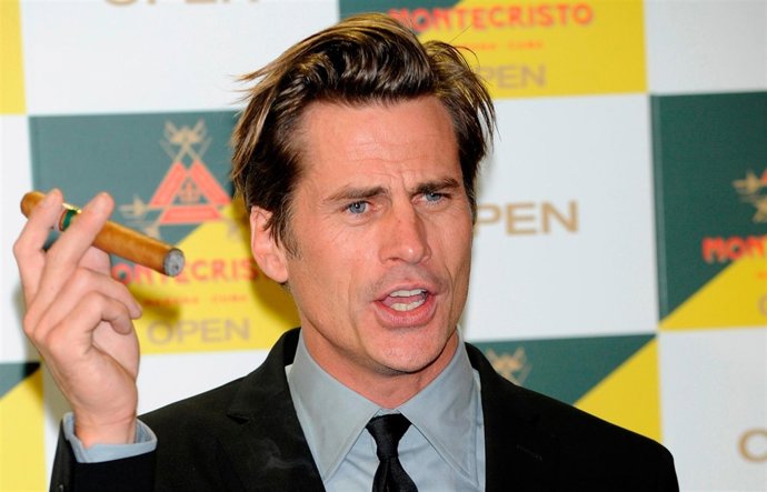 Marc Vanderloo Fumando Un Puro 