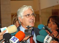 Barreda admite que ha gobernado con dificultades durante casi dos años por la caída "abrupta" de los ingresos