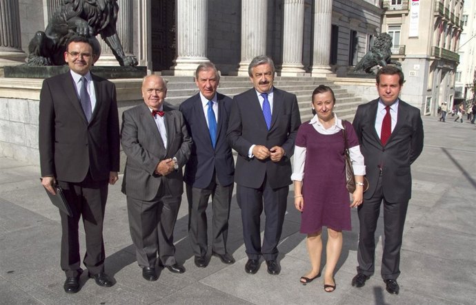 Afectados Del Cierre Del Espacio Aéreo Se Reúnen Con Portavoz De Fomento Del PP