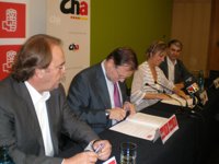 PSOE y CHA se comprometen a garantizar "mayorías progresistas de izquierda" donde "la aritmética lo permita"