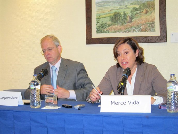 La Nutricionista Mercé Vidal Y El Representante De La UNAE