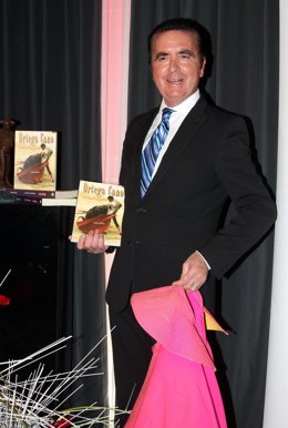 Posado, Con Capote Y Libro, Del Torero José Ortega Cano 
