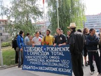La juez absuelve a dos jóvenes denunciados por la Policía cuando colocaban carteles reivindicativos en Vigo
