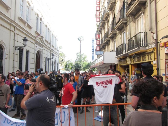 Grupo De 'Indignados' Con La Calzada Cortada Al Fondo