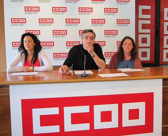 Saturnino Fernández Flanqueado Por  Beatriz Sanz Y Carmen Álvarez