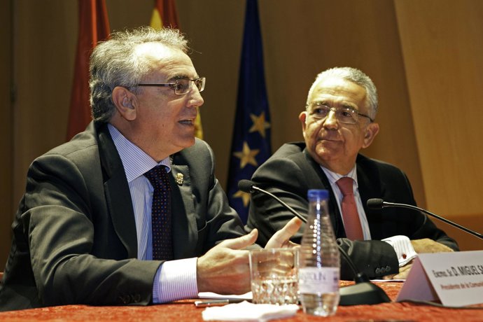 El Presidente Sanz, Durante La Conferencia, Junto A José Luis Martínez.