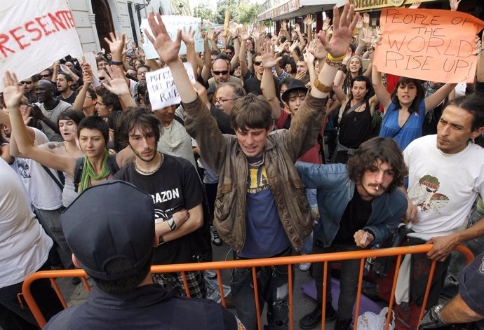 Indignados De Valencia Se Concentran En Las Cortes Valencianas