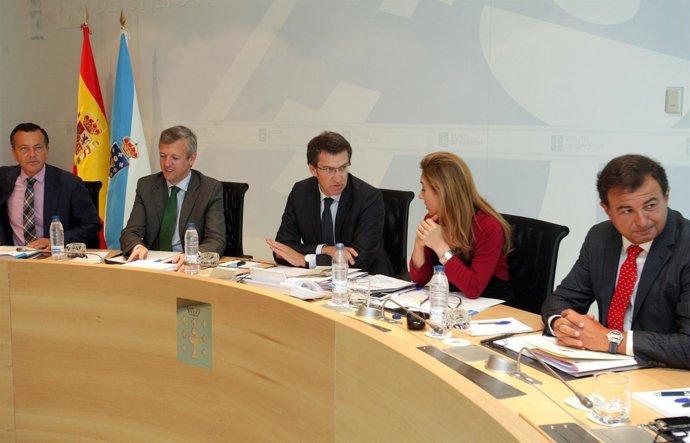 O xefe do Executivo autonómico, Alberto Núñez Feijóo, preside a reunion do conse