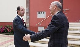 El Presidente Del PP, Ignacio Diego, Y El Alcalde De S. Felices De Buelna (PRC)