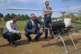 Boné Y Helicóptero No Tripulado