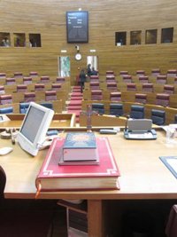 Compromís y EUPV lamentan que un crucifijo haya presidido la sesión de constitución de las Corts