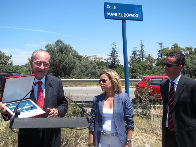 De La Torre Descubre La Placa De La Calle Dedicada A Manuel Dovado