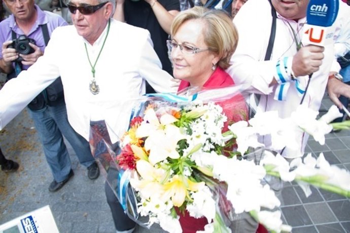 Petronila Guerrero Realiza Una Entrega Floral A La Hermandad Del Rocío De Huelva