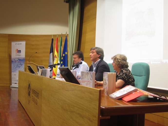 Arcas (Centro) Durante La Presentación De Las Publicaciones