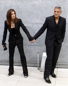 George Clooney De La Mano Con Su Novia