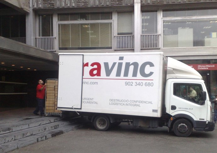Cargado De Un Camión Con Documentos Del Ayuntamiento De Barcelona