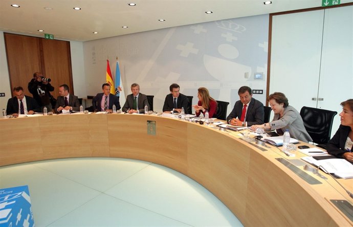 O xefe do Executivo autonómico, Alberto Núñez Feijóo, preside a reunion do conse