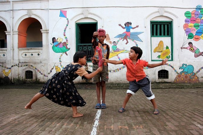 Niños Del Orfanato De Bal Mandir Jugando Al Pañuelito
