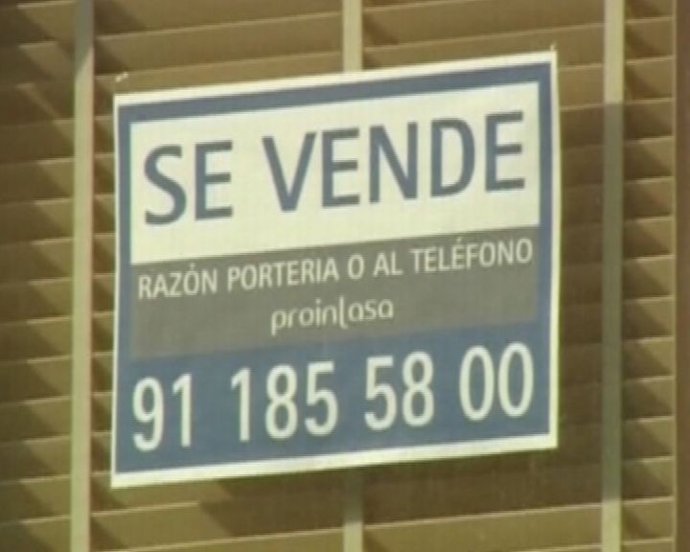 La compraventa de viviendas se hunde un 30,4% 
