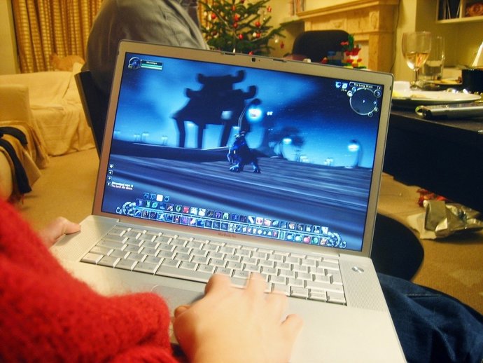 Jugando Con El Ordenador Portátil Al Videojuego Online World Of Warcraft
