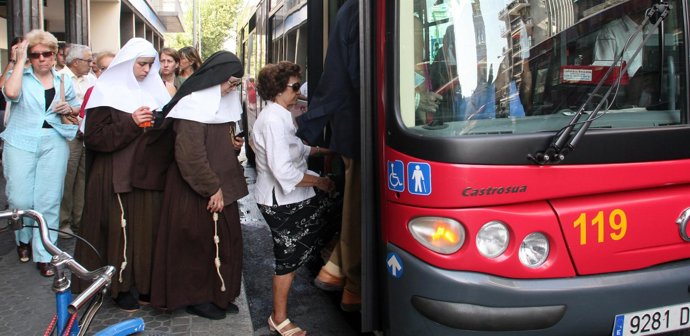 Pasajeros cogiendo el autobús urbano en Sevilla