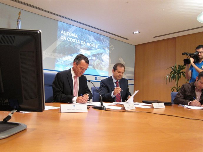 El Conselleiro Y El Representante De La UTE En La Firma