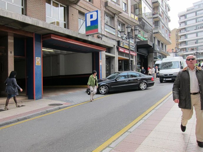Un Vehículo Entra En El Parking De La Foncalada, Uno De Los Sancionados.