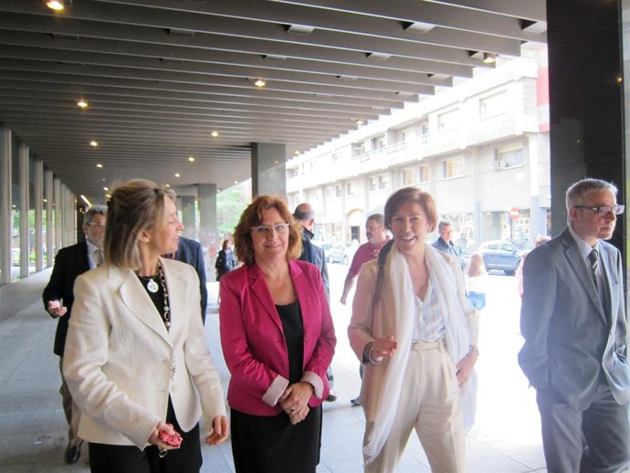 La Consejera De Educación Del Gobierno De Aragón, María Victoria Broto (Centro)