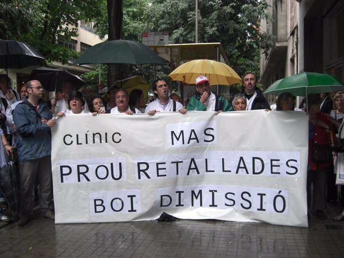 Protesta De Trabajadores Del Hospital Clínic Ante Un Centro De Diálisis
