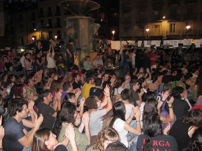 Sentada De 'Indignados' En La Plaza Fuente Dorada