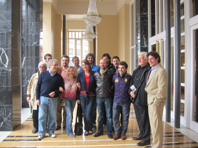 Miembros Del Equipo De La Zarzuela 'Los Diamantes De La Corona'