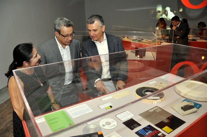 El Consejero De Cultura, Paulino Plata, En Una Exposición En Málaga