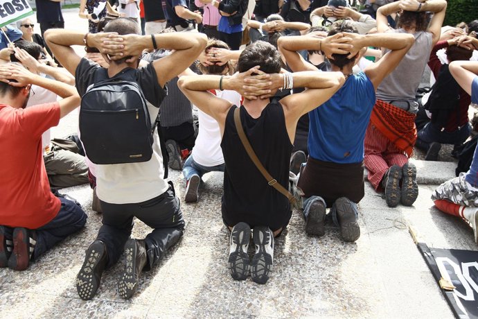 Indignados 15-M Se Concentran Frente A Trabajo Por Negociación Colectiva