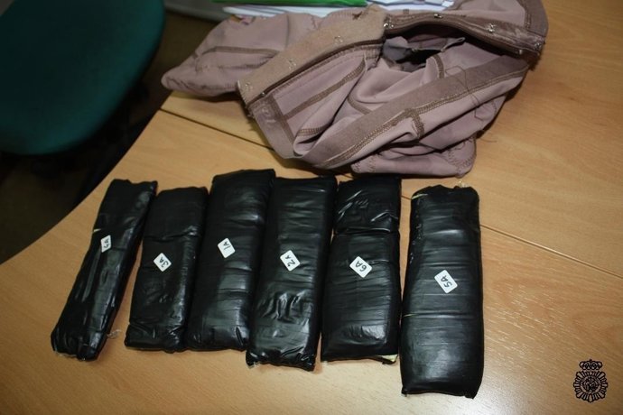 Paquetes Con Cocaína Y Faja En La Que El Detenido Llevaba Adosada