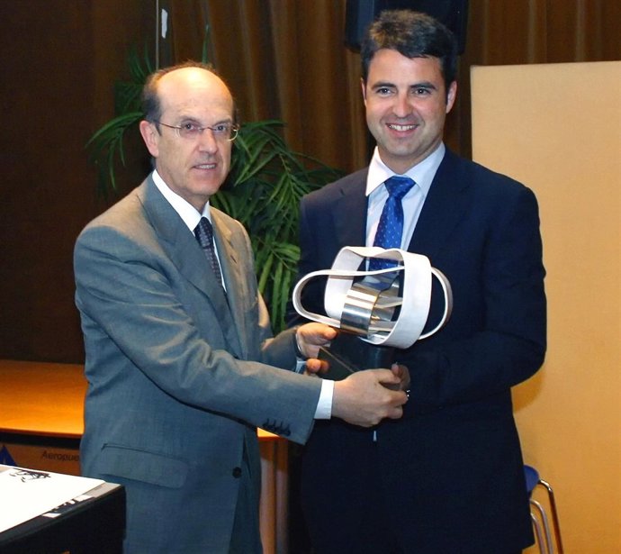 El Director De Barajas Entrega El Premio A Siemens