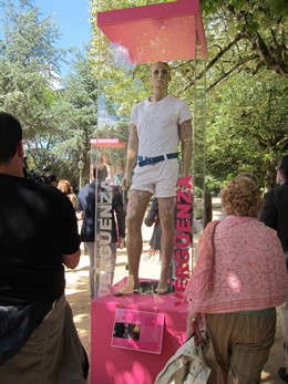 Vecinos Observan A Uno De Los Maniquíes Con Lesiones De Psoriasis