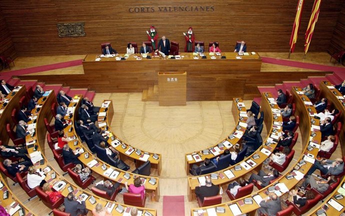 Sesión De Constitución De Las Corts, Con El Crucifijo En La Mesa