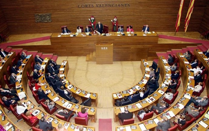 Sesión De Constitución De Las Corts, Con El Crucifijo En La Mesa