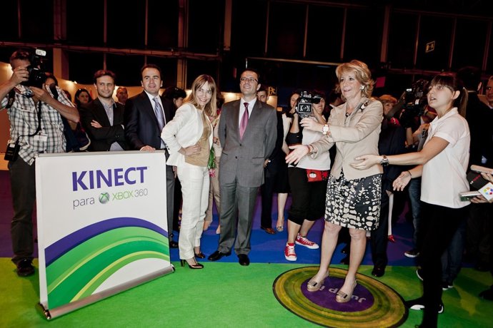 Esperanza Aguirre Juega Con Kinect