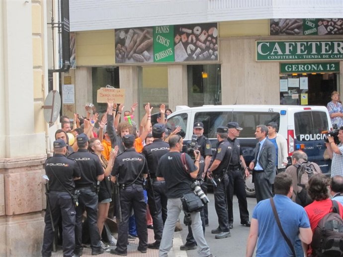 Un Grupo De Indignados Protesta Ante La Subdelegación Del Gobierno