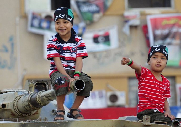 Niños Libios Jugando Sobre Tanques