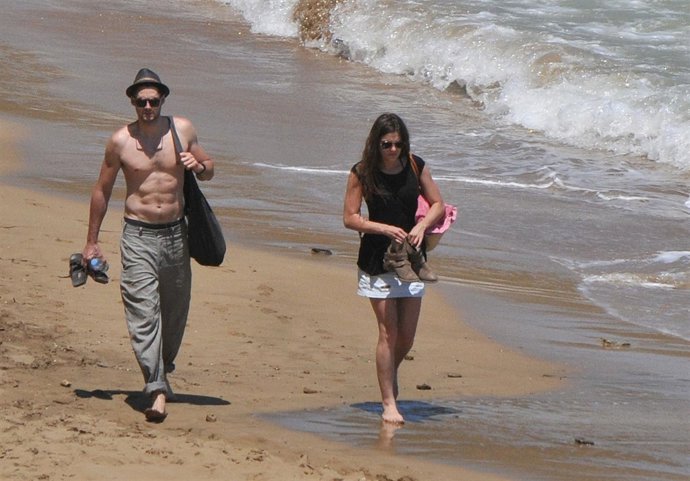 Olivia Molina Y Sergio Mur Paseando Por La Playa
