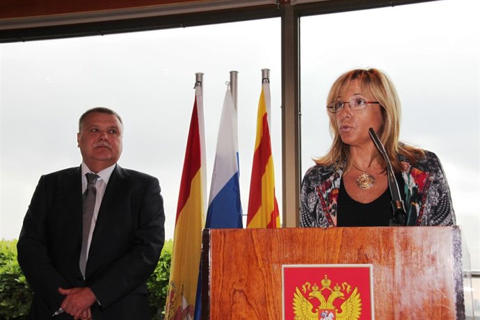 La Vicepresidenta Del Govern Joana Ortega Y El Cónsul Ruso Igor Akhanov
