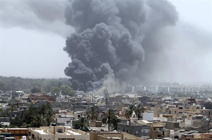 La OTAN Bombardea La Ciudad De Trípoli, Capital De Libia