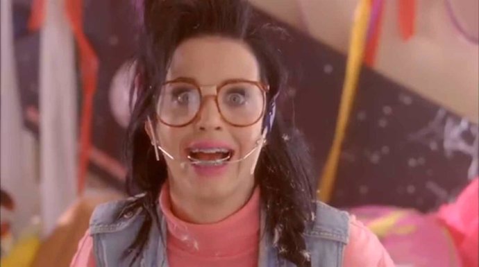 Katy Perry Disfrazada De Empollona En Su Último Videoclip