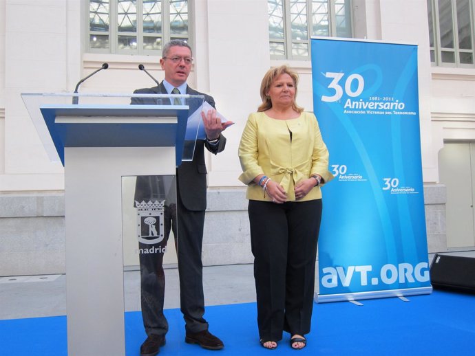El Alcalde De Madrid Y La Presidenta De La AVT